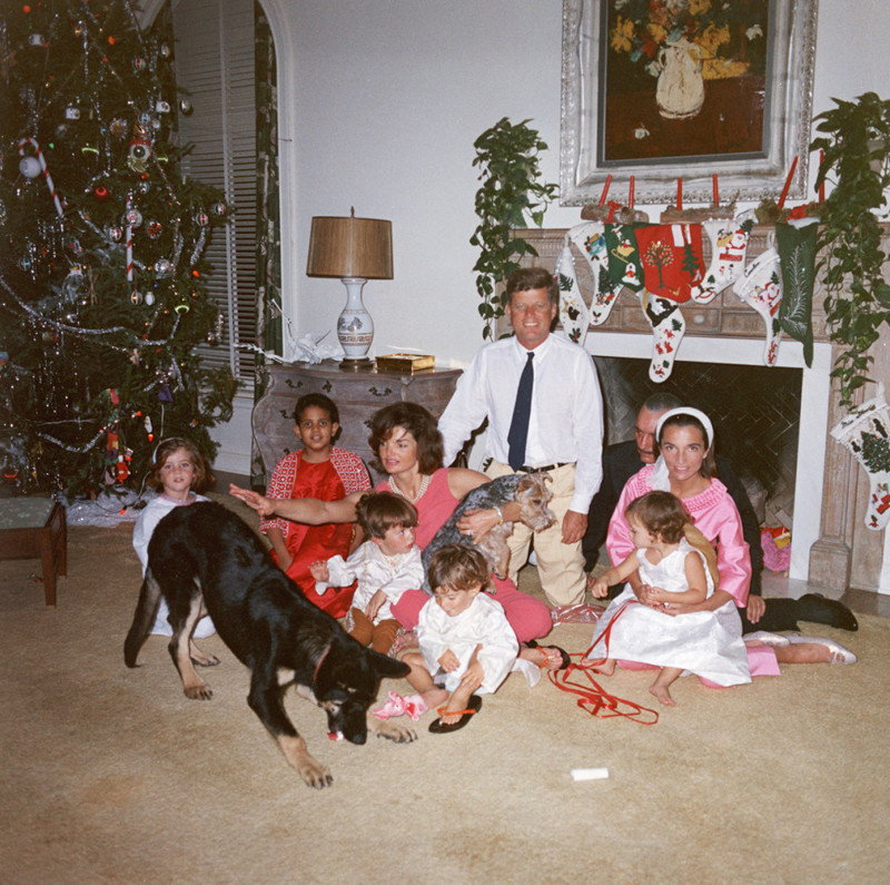 Семья Кеннеди рождественским утром 1962 года