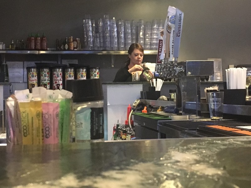 Посетительница кафе оставила беременной официантке $900 чаевых в самый трудный период жизни