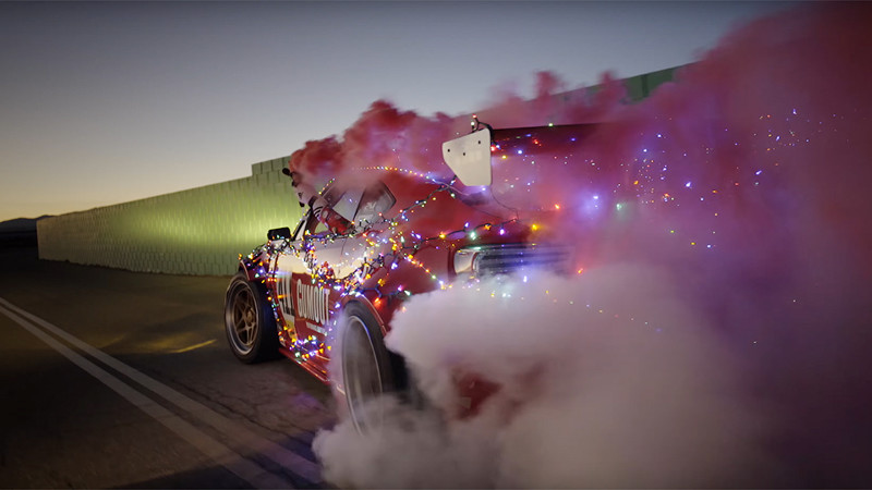«Тойоту» с мотором Ferrari превратили в сани Санта-Клауса