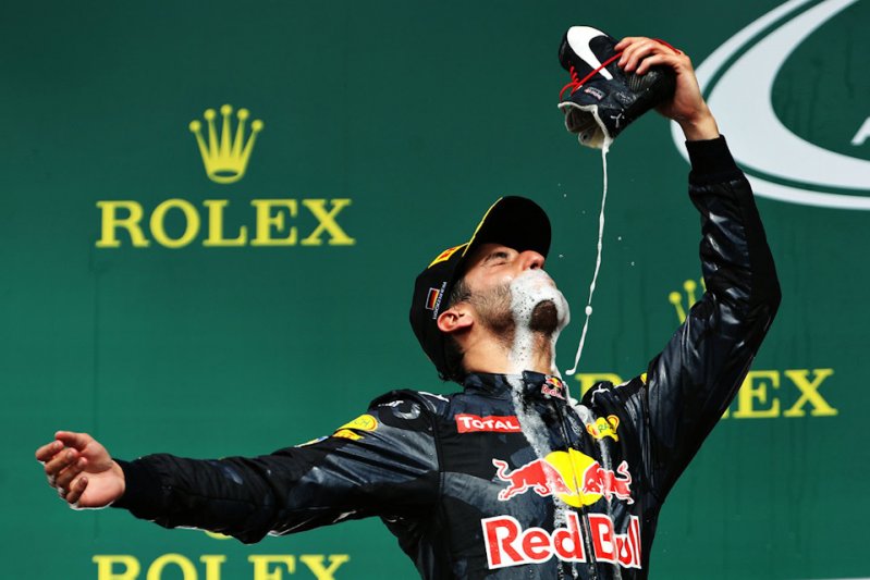 Даниэль Риккардо, Red Bull Racing пьет шампанское из своего ботинка на подиуме, фото Red Bull Content Pool