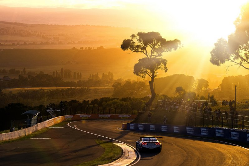 Рассвет во время гонки «12 часов Батерста», фото Nissan Motorsports
