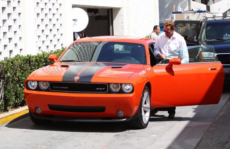 Еще одна сочная легенда — Challenger SRT8 ярко оранжевого цвета. Наверно скоро заменит на нового чертяку — Hellcat.