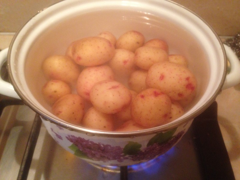 Ставим варить картофель.