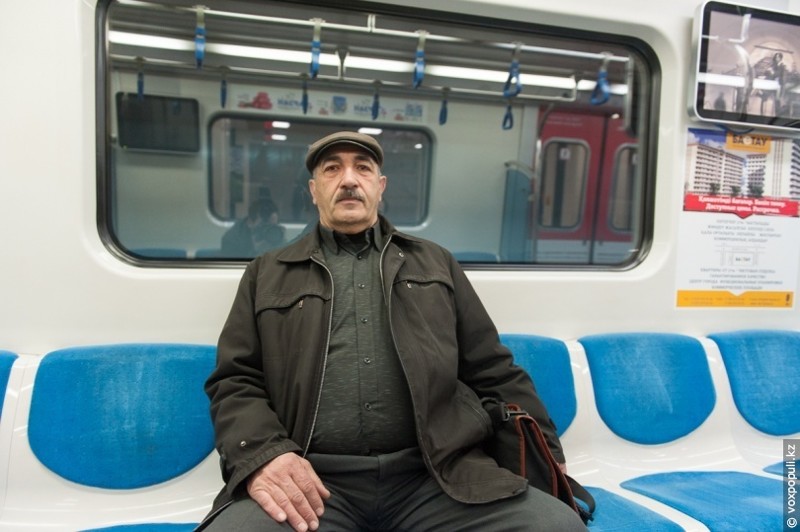 — Я работаю вблизи станции «Сайран» в охранном агентстве. Рабочий день начинается в 8 часов утра. Живу в Иссыке, так что доезжаю до «Саяхата» на такси и сажусь в метро на станции «Райымбек батыра», — добавляет сидящий рядом пассажир Нариман.