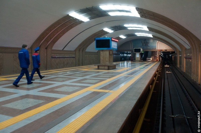 Станция «Райымбек батыра» Поезд въезжает на все еще пустынную станцию «Райымбек батыра» — метрополитен пока закрыт, пассажиров нет.