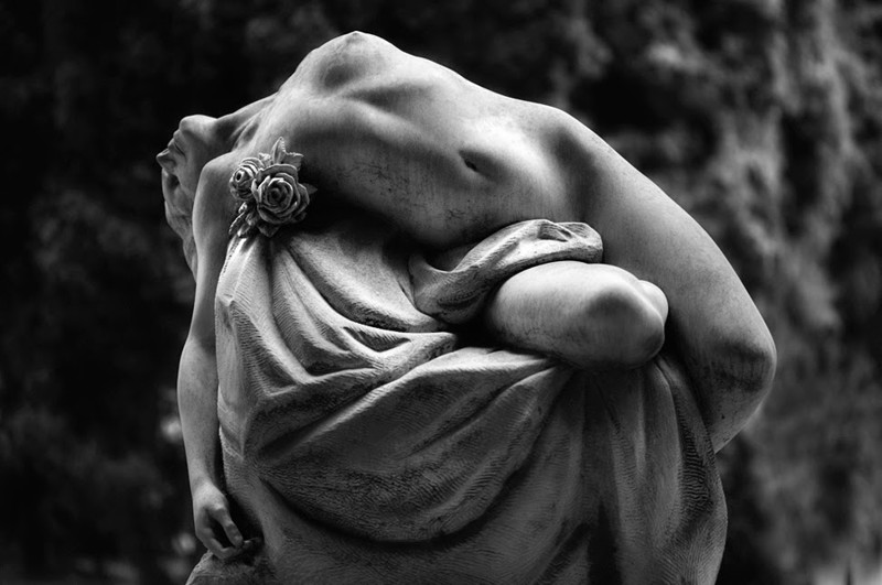 10) Скульптура на монументальном кладбище Стальено