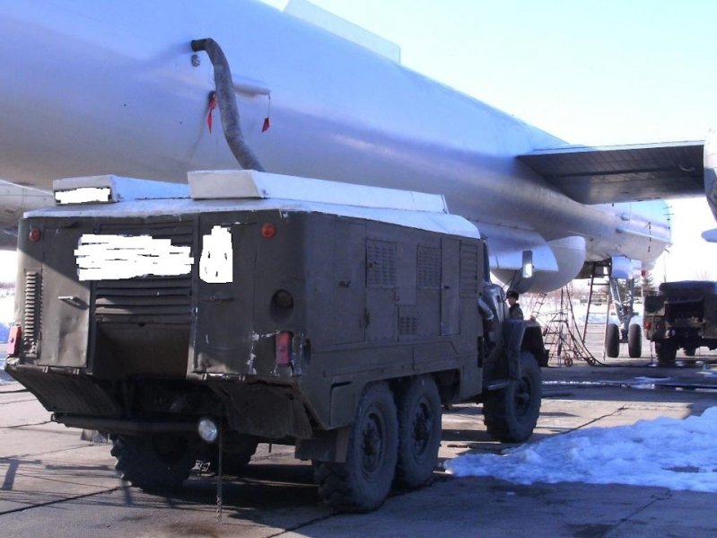 АМК-24 подаёт воздух в СКВ техотсека самолёта Ту-142МК АМК-24/56 — многоцелевой кондиционер воздуха на шасси автомобиля ЗИЛ-131. 
