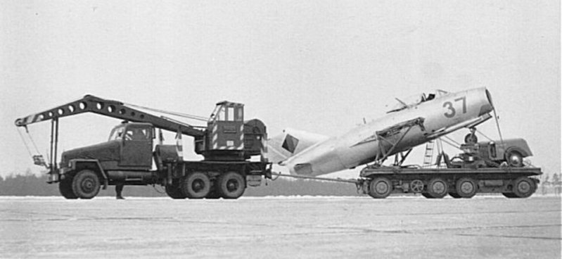 А это вообще разрыв шаблона. Снегоочистительная установка, построенная на базе истребителя МиГ-15 и использовавшаяся в Дрезденском аэропорту в 1960-е годы.
