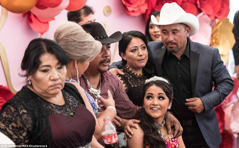 Тысячи незваных гостей приехали на 15-летие мексиканки, увидев приглашение в фейсбуке