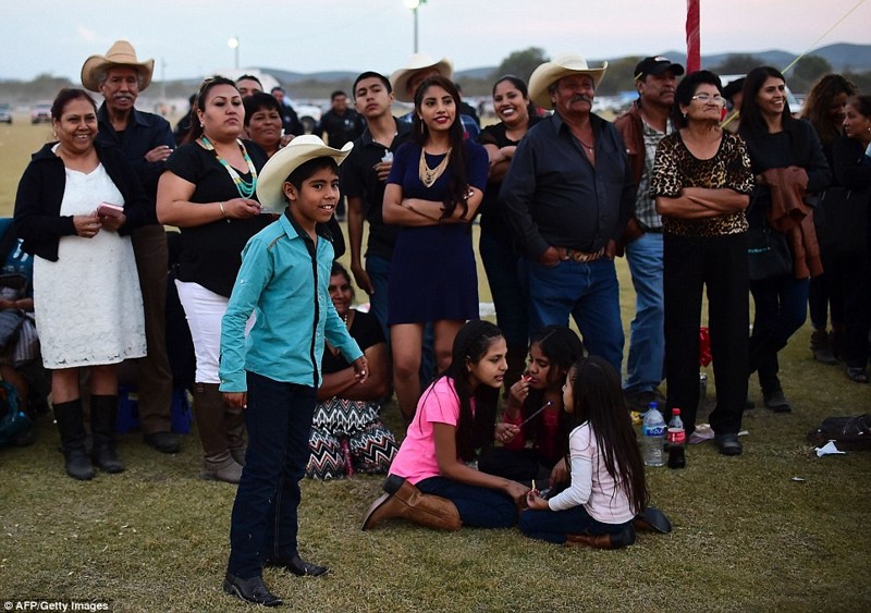 Тысячи незваных гостей приехали на 15-летие мексиканки, увидев приглашение в фейсбуке