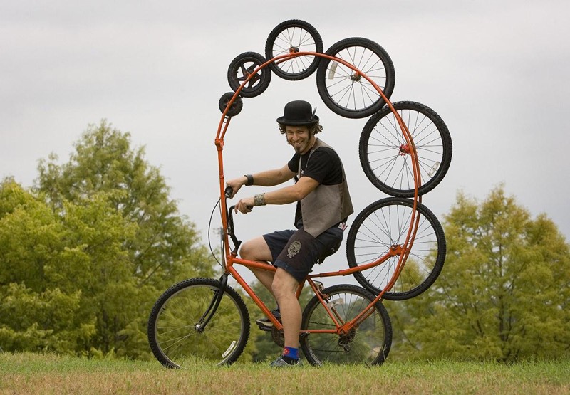 Джим Килтон. Что сподвигло его на создание этого велосипеда,известно лишь ему одному! Но безусловно его изобретение необычно и бесподобно!