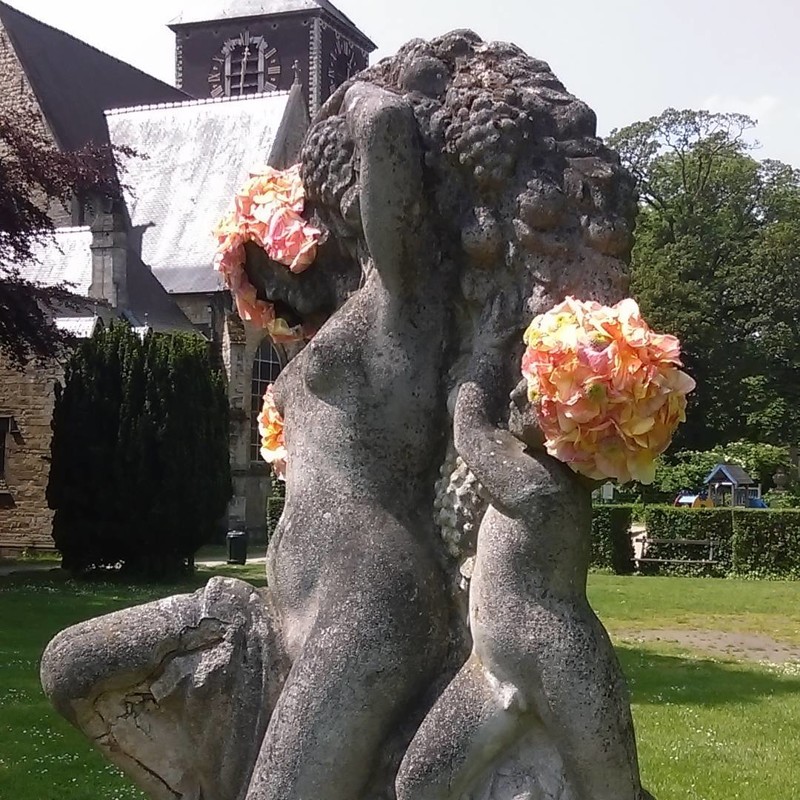 Флорист украшает позабытые людьми памятники цветочными бородами и головными уборами