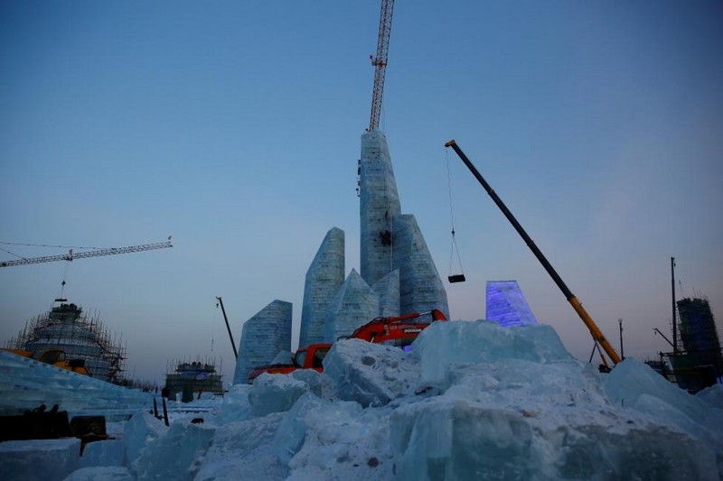 Город изо льда на ежегодном зимнем фестивале в Китае