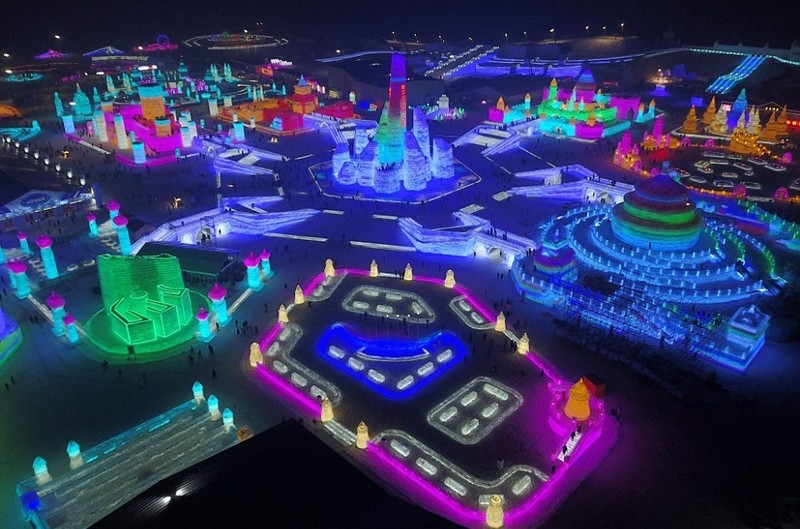 Город изо льда на ежегодном зимнем фестивале в Китае