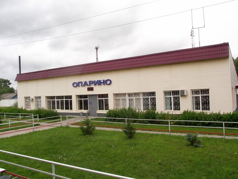 Станция Опарино в 4-тысячном посёлке городского типа, районном центре. Отсюда всего 10 километров до Республики Коми.