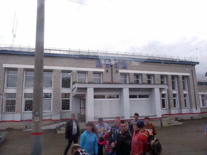 Станция Луза с кирпичным советским вокзалом. Перрон наводнён людьми, и пассажирский состав в вагончике заметно обновился. После Лузы некоторые даже ехали стоя.