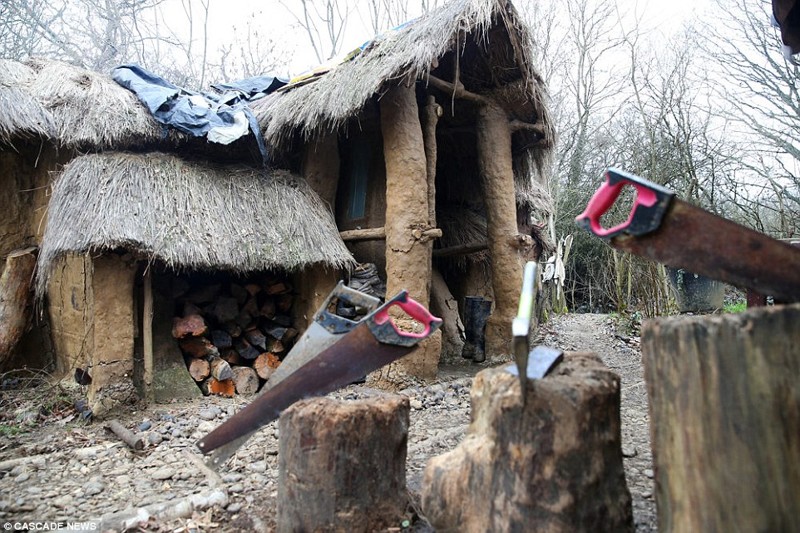 Парень за 4 года построил настоящий «дом хоббита» из глины и коряг