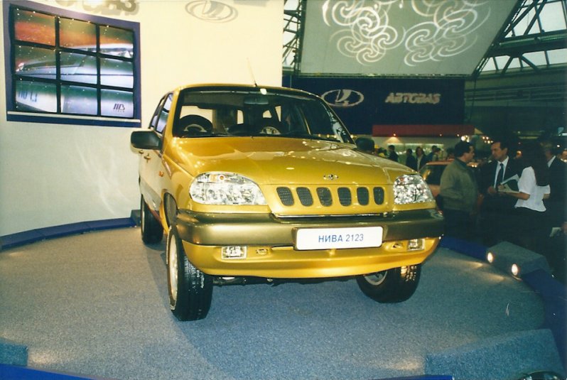 ВАЗ-2123 или новая Нива. Мелкосерийно производился в ОПП АВТОВАЗа в 1998-2002 гг. Позже был перелицован в Chevrolet Niva, которая выпускается до сих пор.