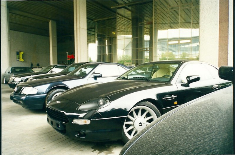 Или автосалон c шикарным названием — "Фарт" на ВДНХ, забитый таким эксклюзивом, которого не было даже на Moscow International Motor Show 1998. 