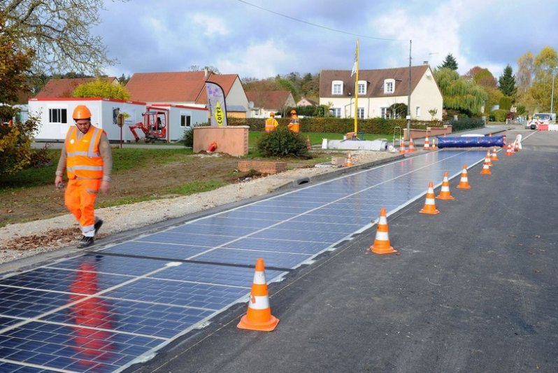 Во Франции открыли первую в мире дорогу из солнечных батарей
