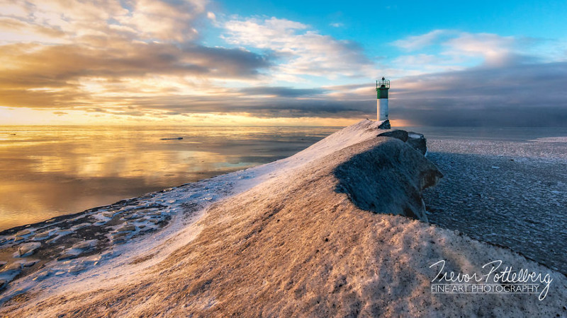 Канадский фотограф влюбился в пейзаж с одиноким маяком и потратил целый год, чтобы отснять его