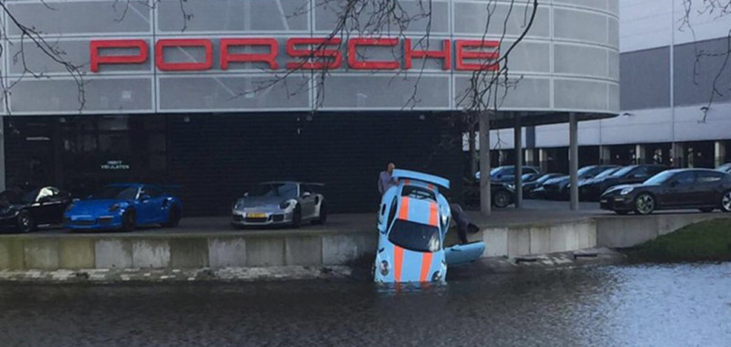 5. Porsche 911 GT3 RS припарковался в канале в Амстердаме. Да, в Амстердаме - и некоторые вопросы сразу отпадают