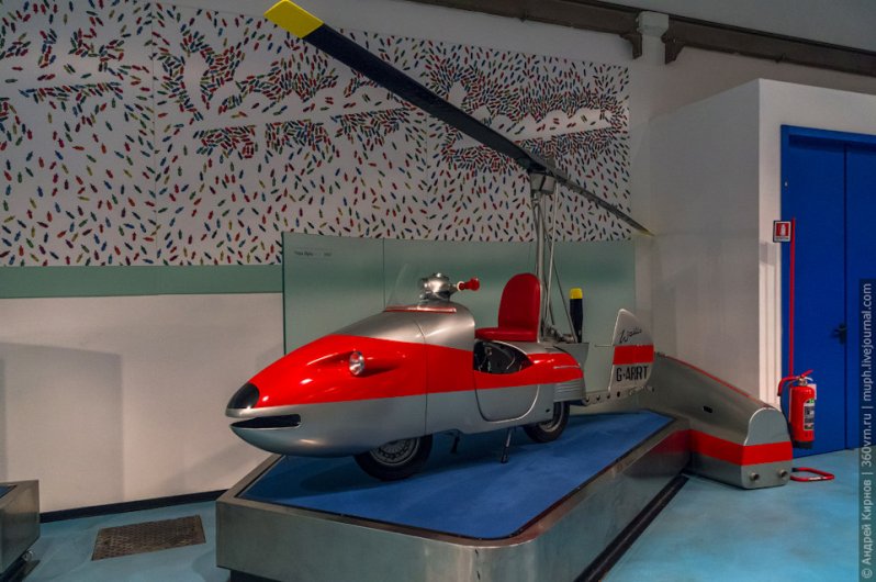  А вот Vespa Alpha, которую изготовили специально для Агента 007 в 1967 году. Она умеет летать и плавать под водой. Естественно, только в кино.