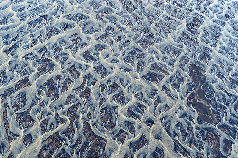5. Замерзшая река в Исландии
