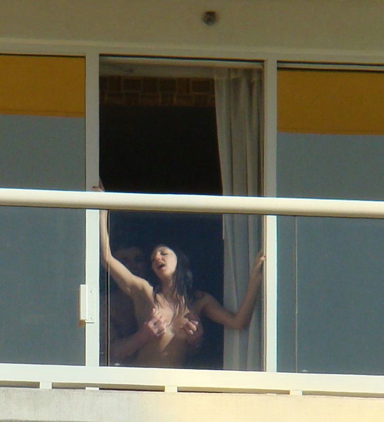 Соседка мастурбирует в окне напротив. Спалили — Video | VK