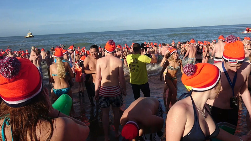 Как в Голландии встречают Новый Год купаясь в Северном Море или новогоднее ныряние в Схевенингене