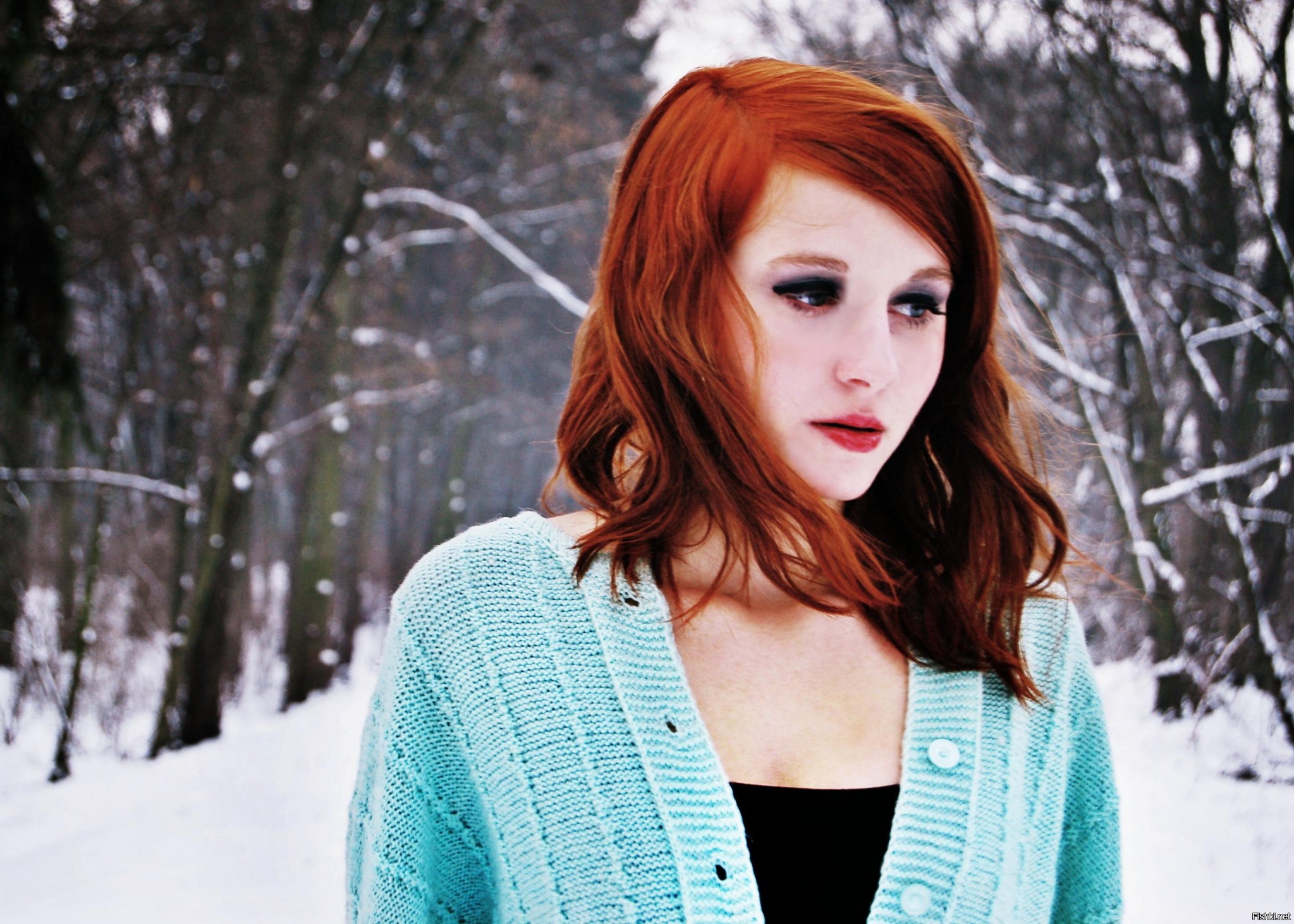 Рыжая девушка с карими глазами зимой