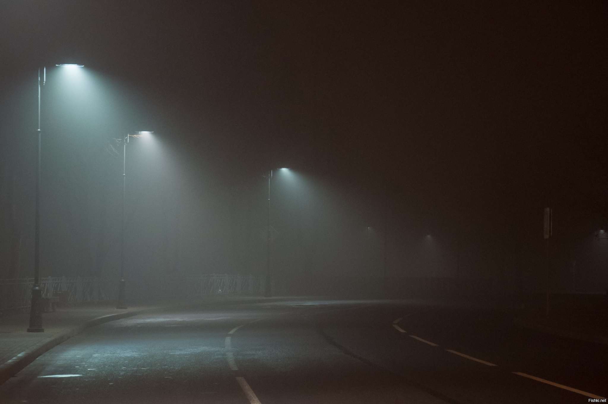 Ночью был сильный. Туман ночь город. Сильный туман ночью. Ночной город в тумане. Туман на дороге ночью.
