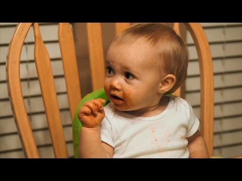 Ребенок дает понять, что уже наелся спагетти