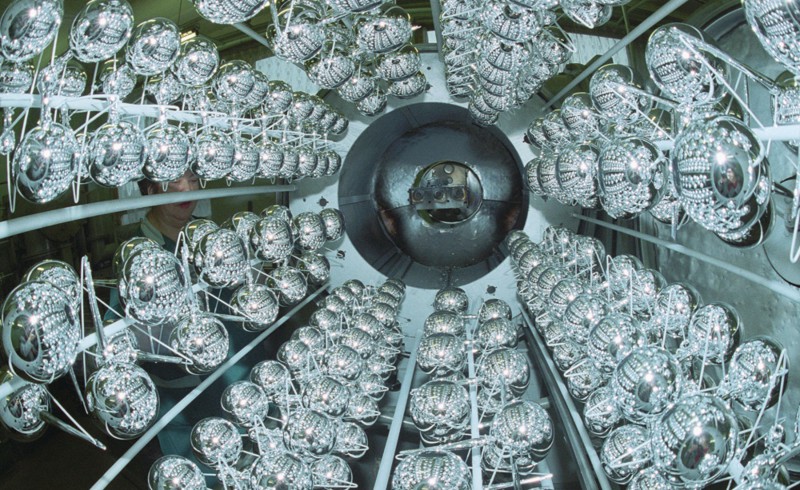 Работа производственного объединения "Иней" - вакуумная установка по металлизации изделий из стекла "выдает" серебряные игрушки, Москва, Россия 
