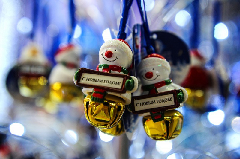 Новогодние игрушки на выставке "Christmas time" в Центральном доме художника (ЦДХ), Москва, Россия 