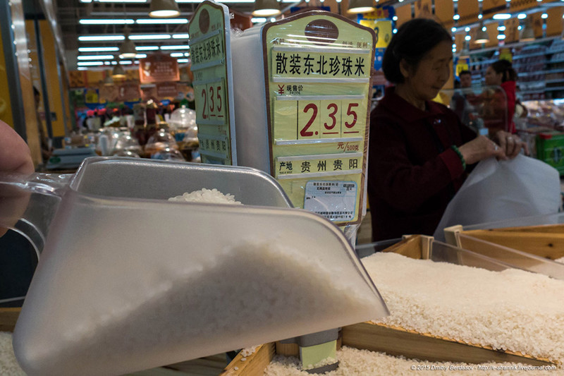 Раз речь уже была про рис, то с него и начнем наши покупки. Цены в Китайских магазинах указываются в юанях за 500 грамм, а для простоты перевода валюты просто прибавляйте ноль. То есть 1 килограмм риса стоит 47 наших, российских рублей. Вполне вмен
