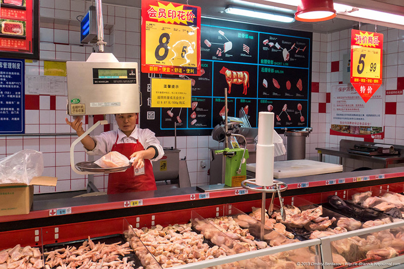 Мясо. Основной продукт в рационе китайцев - курица. Средняя стоимость 130 рублей за кг.