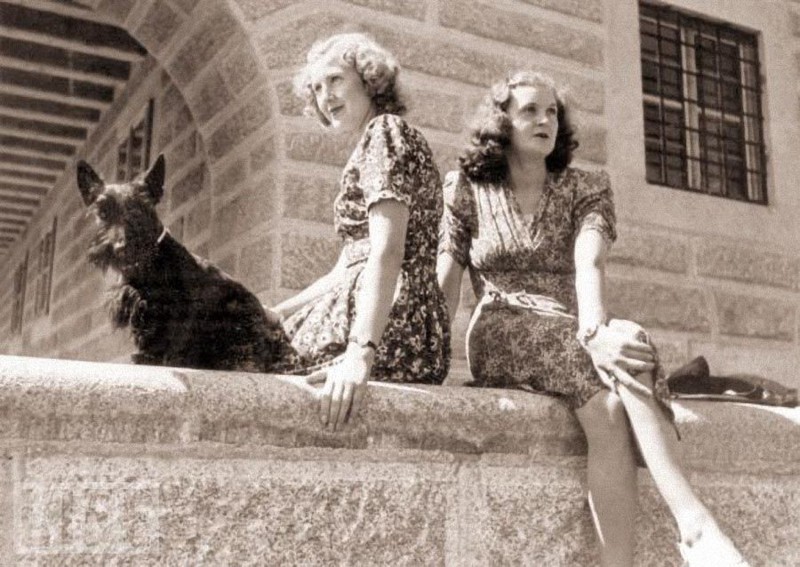 12. Ева Браун вместе со своей младшей сестрой Маргарет. 1943 год. 