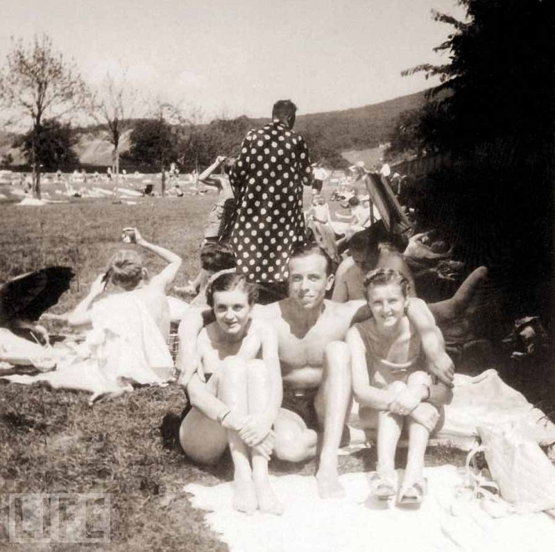 21. Отдых с друзьями в Годесберге (на фото Ева Браун слева), 1937 год. 