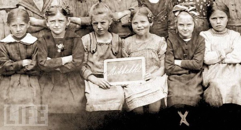 26. Ученицы монастырской школы Бейлингрис, 1922 год. Ева Браун на снимке вторая справа.