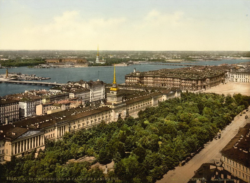 Вид на Александровский сад перед главным фасадом Адмиралтейства