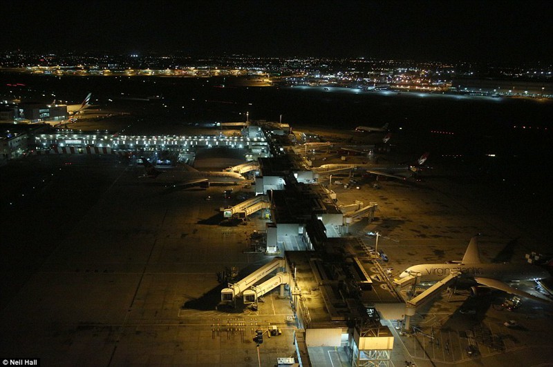 Самолёты возле Терминала 3 и южной взлётно-посадочной полосы. Ночью на одной из взлётно-посадочных полос осуществляется техническое обслуживание самолётов.