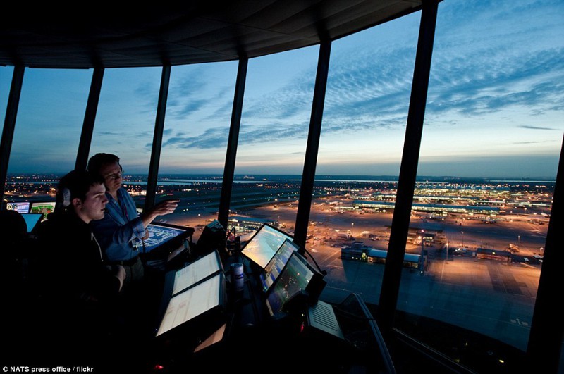 С вершины 87-метровой диспетчерской вышки виден Виндзорский замок, колесо обозрения «Лондонский глаз» и деловой квартал Канэри-Уорф.