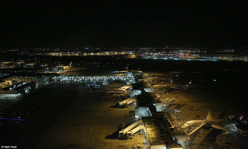 Технический осмотр самолётов возле Терминала 3 (на переднем плане) и Терминала 4 (на заднем плане).
