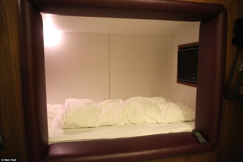 И хотя комнаты довольно тесные, это единственное место во всём аэропорту, где есть кровати.