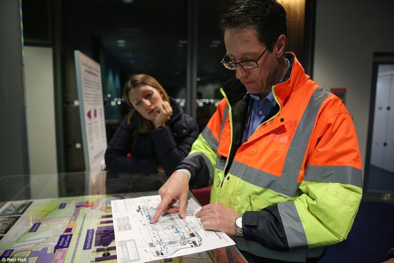 Работник аэропорта Стюарт Адамс указывает место, где ночью будут проводиться технические работы.