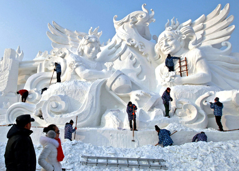  Огромный снежно-ледяной город круглосуточно ежегодно строят около 10 000 человек. В это время года температура обычно составляет от −10С до −20С — идеальные условия для создания ледяных скульптур.