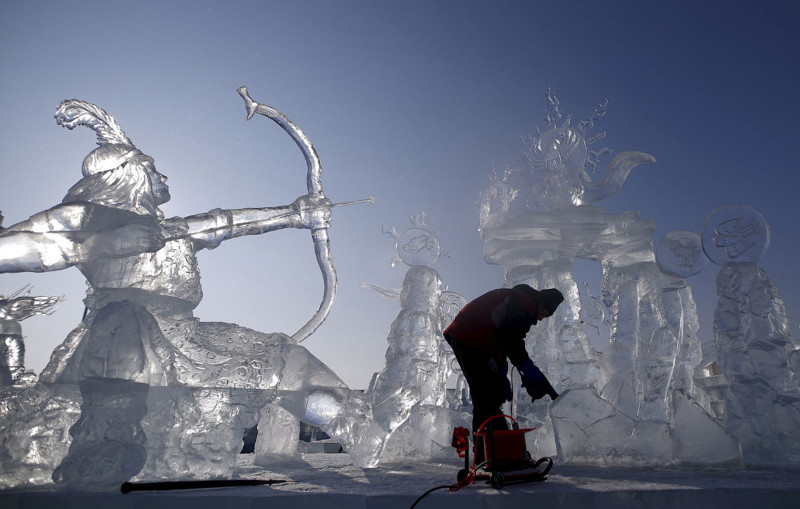 Полировка ледяных скульптур, 4 января 2016.