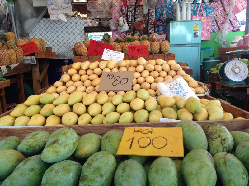 Сколько стоит кг манго. Сорта манго в Тайланде. Манго в Паттайе. Манго на рынке Тайланда. Манго сорт Зебдея.