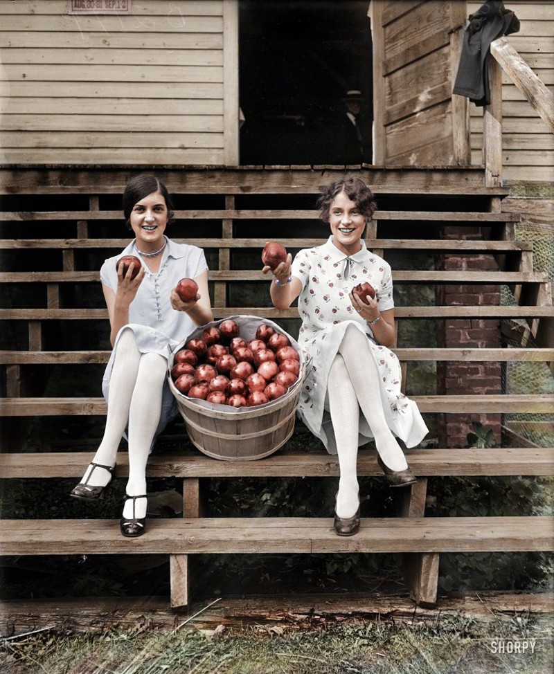 Девушки с яблоками. Вашингтон, округ Колумбия, 1927 год.